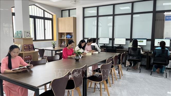 Mô hình thư viện thông minh tại đây kết hợp hài hòa giữa công nghệ tiên tiến và không gian đọc truyền thống. (Ảnh: Văn Dũng/TTXVN)